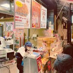 江戸清 - 僕は人混みを抜けて、江戸清 中華街本店に向かった。
            ここは、横浜の名物であるブタまんとあんまんを売っている老舗だ。