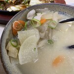 ホルモン定食 ぽんぽこ - 大きなお椀に豚汁
豚肉は少なめだけど・・