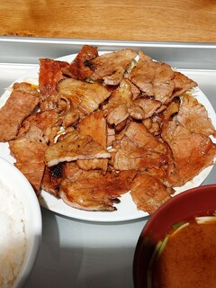 Nikuryouri Matsuzaka - バサバサ乗せられた豚肉、柔らかくてタレがうまい