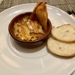 Bistro Buzz - Amuse 北海道のキタアカリ(ジャガイモ)とルブションチーズのタルティフレット。家庭的で味付けが優しいフレンチ前菜。美味。