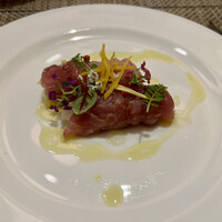 Bistro Buzz 赤坂 - 寒ブリと洋ネギのカネロニ仕立て柚子のヴィネグレット。生の寒ぶりがとても美味しいのに、それをさらに引き立てる柚子風味のヴィネグレット。