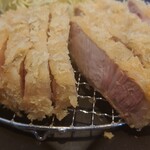 Tonkatsu Ya 33 - 『アルプス育ち飛騨豚 特ロースカツ(300グラム)定食』(税込み2280円)。