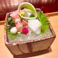 かねき - 海老が赤い？表面だけさっと火を入れた模様。美しい