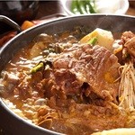 Dejiya - カムジャタンとは、豚の背骨でじっくり煮込んだ、心まで
      ほっこり温まる韓国伝統なべ料理です。
      