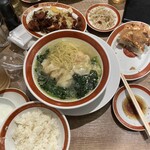 広州市場 - 油淋鶏セットと餃子（2個食べたあと）ワンタンスープに入っている麺はツレからのプレゼント