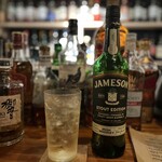 呑食ウイスケ - ◯JAMESON (ジェムソン) スタウト エディション¥ask…クラフトビールの熟成樽でフィニッシュさせた大変ユニークなウイスキーだそう。スモーキーで樽の香りまで美味しい♡(๑˃̵ᴗ˂̵)