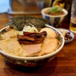 奈つやの中華そば - もちもち雲呑味玉中華そば・海苔増し
      奈つこの今日のご飯