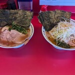 Iekei Ramen Sasakiya - 左は私が注文した、武州らーめん並盛り(税込1,100円)　・右は兄ぃが注文した、喜らーめん中盛り(税込1,000円)