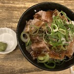 岡本商店 - 11時半迄サイドメニュー無料のレアでは無いレアチャーシュー丼　前までは超レアチャーシュー丼だったのに残念！