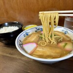 山為食堂 - 中華そば 950円、ライス 150円、漬物 50円