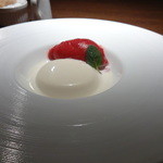 deco - ほうじ茶のブラマンジェとカシス