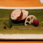 日本料理 たかむら - 比内地鶏の首皮包み焼