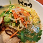 博多ラーメン げんこつ - 器、大きいのです。