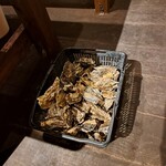 鹿酔庵 - カゴに入った牡蠣
