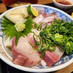 わら焼きと寿司 駅前 - ネギ鰤丼