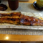 和孝 - 料理写真:蒲焼は、個人的には尻尾と頭の部分が好きなので、真ん中あたりは家族とシェアでちょうど良いボリューム^_^