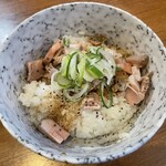 麺匠 金色堂 - 炙りチャーシュー丼(中) 350円