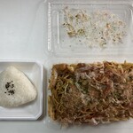 弁当のしんわ - 写真→焼きそば{大盛}セット¥580- (普通サイズ)だと¥480です！