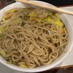 麺処 まるよし商店 - 野菜の下の麺、太麺がたっぷりと、全部食べれるか心配な山盛り