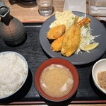 一夜干しと海鮮丼 できたて屋 - 三味フライ定食1760