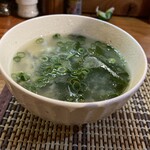 おいちい - お通しはしじみ汁わかめ入り。優しい味噌加減、沁みる。
