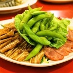 永利 - 2014.1 腸詰・豚耳・棒棒鶏・枝豆の盛り合わせ（1,280円）
