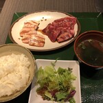 Yakiniku Kura - ハラミと三元豚W定食 960円
