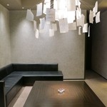 カンテサンス - 店内に入り左にウェイティングスペースがありそこで待ちます。シャンデリアはインゴ・マウラーのデザイン☆