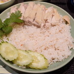 Genkyouwan - “カオマンガイ“、”鶏油“を纏ったかのようにツヤツヤした“皮付きの茹で鶏”、“キュウリ”と“パクチー”が乗せられています。