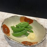 boiled snap peas with salt