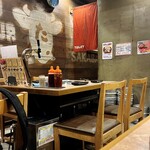 Yakiniku Horumon Sakaba Takachan - テーブル席はお店の奥側になります。その手前にカウンター席が用意されています(o^^o)
