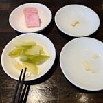 野方餃子 - 付け合せ、赤カブとセロリのピクルス