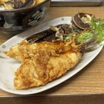 豊野丼 - 鰯は別皿提供で、大葉、茄子の素揚げ、骨せんべい付き