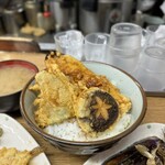 豊野丼 - 鰯天丼には野菜三種、椎茸、ピーマン、白茄子付き