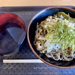 僕が僕であるために - 温かい肉蕎麦（並）680円。つけ汁に辛味あり、甘い肉と白ネギと相まって、美味しい一杯に。