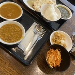 Ashirwad - 雑多に選んだメニュー・左上からキーマカレー、豆カレー、奥にナンと茶碗に雑に盛ったライス、右手にほうれん草カレー、アチャールなど