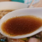 Menya Dekoboko - “スープ”、啜ってみますと、決して塩っぱいわけではなく、“お醤油”の深いコク、そして豊かな香りがしてきます。