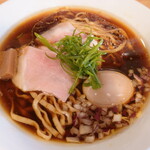 Menya Dekoboko - “地鶏醤油ラーメン”、色は濃いめの“醤油スープ”、トッピングは”チャーシュー“、”味玉“、”メンマ“、”薬味“としては”紫玉ねぎ“に”青白髪“です。