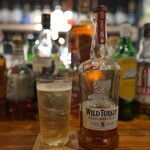 呑食ウイスケ - ◯WILD TURKY 8年¥ask…ワイルドターキー8年熟成。
甘さとコクも感じるバーボンですが…
アルコールは50.5度だそう((((；ﾟДﾟ)))))))ですので…ハイボールで。これも美味しい♡