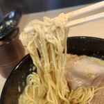 煮干しらぁめん 猫トラ亭 - 玉子とじの麺リフト