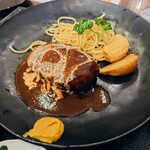 たから亭 - 令和6年3月 ランチタイム(11:00〜14:30)
日替わりランチ 税込970円
和牛ハンバーグ、ご飯、みそ汁、サラダ、一品、漬けもの、ドリンク、デザート