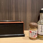 Yari Udon - オリジナルの一味唐辛子、柚子ごしょう