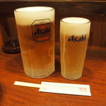 たのし味屋 - メガビール（左）と生中ジョッキ（右）