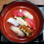 お食事処　つる食 - 令和6年3月 営業時間(12:00〜20:00)
            にぎり寿司盛り合わせ 税込900円