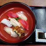 お食事処　つる食 - 令和6年3月 営業時間(12:00〜20:00)
            にぎり寿司盛り合わせ 税込900円