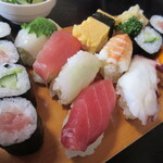 だいご寿司 - 赤身2、蒸しエビ、イカ、タコ、白身、玉子、鉄火巻、かっぱ巻