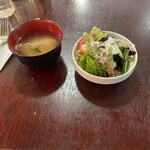 Resutoran Kafe Guresu - 先にお味噌汁とサラダ