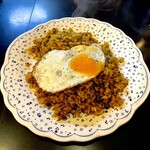 コーヒーカヨ - ドライカレー大盛り　目玉焼きはデフォルト