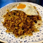 コーヒーカヨ - ドライカレー大盛り　目玉焼きはデフォルト