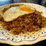 コーヒーカヨ - ドライカレー大盛り　目玉焼きはデフォルト